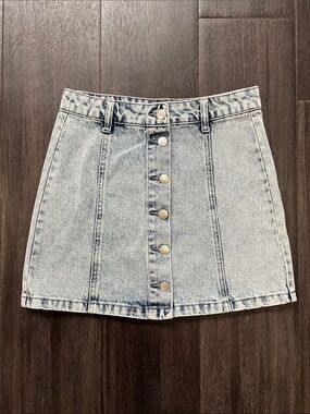 Forever 21 Light Wash Button-Front Denim Mini Skirt